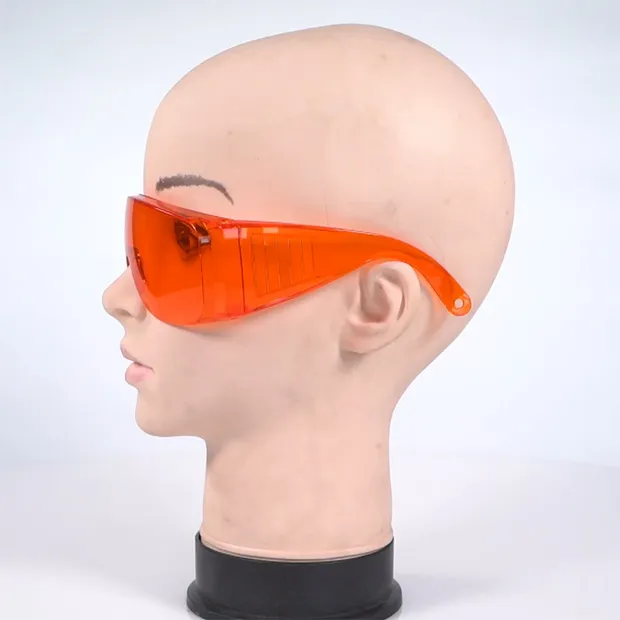 目を保護するための透明な歯科医療用メガネ